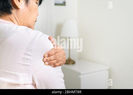 Schulterschmerzen alte Frau an Hals und Schulter Verletzungen, Gesundheitsproblem Senior-Konzept Stockfoto