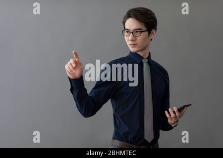 Junger chinesischer Geschäftsmann mit moderner Touchscreen-Technologie Stockfoto