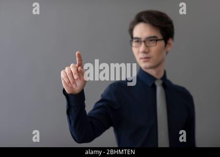 Junger chinesischer Geschäftsmann mit moderner Touchscreen-Technologie Stockfoto