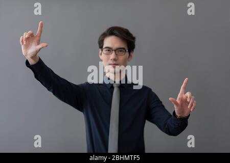 Junger chinesischer Geschäftsmann mit moderner Touchscreen-Technologie Stockfoto