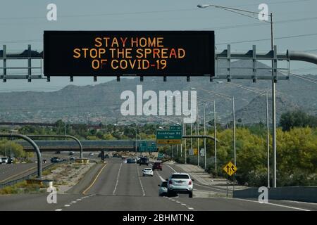 Ein Autobahnschild warnt die Menschen zu Hause bleiben, um die Ausbreitung von covid-19 zu stoppen. Stockfoto