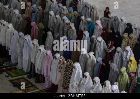 Lhokseumawe, Indonesien. April 2020. Muslime in Aceh halten eine Abendgebet-Gemeinde des Monats Ramadan in der Moschee in Lhokseumawe City, Provinz Aceh, am Sonntag, 26. April 2020, in der Angst vor der Coronavirus-Pandemie Covid-19 auf. (Foto: Aziz Abdi/INA Photo Agency/Sipa USA) Quelle: SIPA USA/Alamy Live News Stockfoto