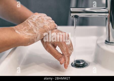 Händewaschen persönliche Hygiene Frau Hände waschen Reiben Seife für 20 Sekunden nach den Schritten, Reinigung Handgelenke und Spülen unter Wasser zu Hause Bad. COVID-19 Infektionsprävention Händewaschen. Stockfoto