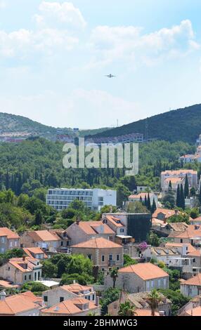 Blick auf Cavtat vom Mausoleum der Familie Račić auf dem Hügel über der Stadt. Stockfoto