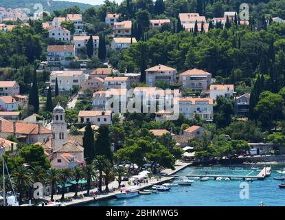 Blick auf Cavtat vom Mausoleum der Familie Račić auf dem Hügel über der Stadt. Stockfoto