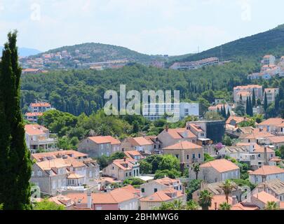 Blick auf Cavtat vom Mausoleum der Familie Račić auf dem Hügel über der Stadt. Stockfoto