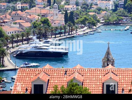 Blick auf Cavtat vom Mausoleum der Familie Račić auf dem Hügel über der Stadt. Stockfoto