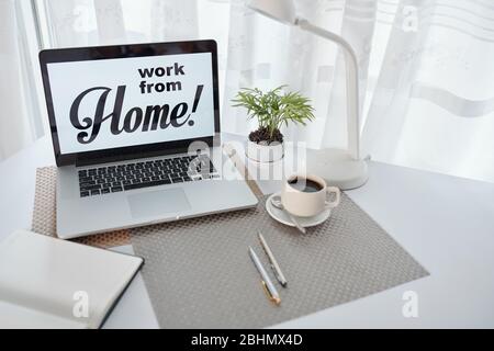 Laptop, Planer und eine Tasse köstlichen schwarzen Kaffee auf dem Schreibtisch der Person sozialen Distanz und Arbeit von zu Hause Stockfoto