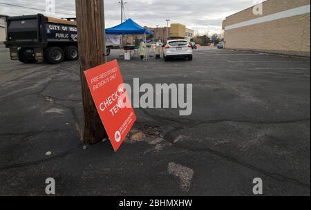 Fahren Sie durch die COVID-19-Tests, Medford, Massachusetts, USA. 25. April 2020. Eintritt zu PhysicianOne Urgent Care Drive Up COVID-19 Testing. Stockfoto