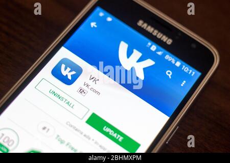 Rjasan, Russland - 04. Mai 2018: VK mobile App auf dem Display des Handys Stockfoto