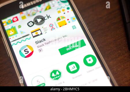 Rjasan, Russland - 04. Mai 2018: Slack mobile App auf dem Display des Handys Stockfoto