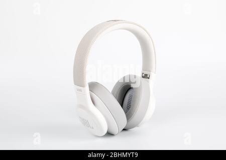 Riga, Lettland - 24. April 2020: Kopfhörer bluetooth JBL Live 500BT, neue Kopfhörer auf weißem Hintergrund Stockfoto