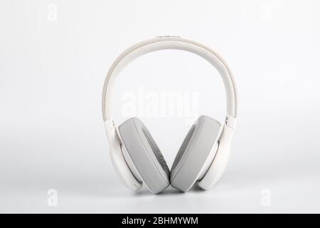 Riga, Lettland - 24. April 2020: Kopfhörer bluetooth JBL Live 500BT, neue Kopfhörer auf weißem Hintergrund Stockfoto