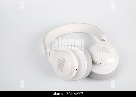 Riga, Lettland - 24. April 2020: Kopfhörer bluetooth JBL Live 500BT, neue Kopfhörer auf weißem Hintergrund Stockfoto