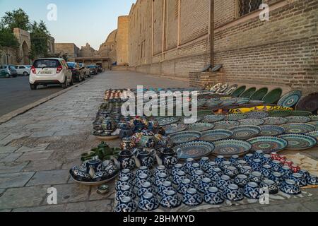 06. August 2018 - Buchara, Usbekistan: Straßenmarkt auf der Straße in Buchara Stockfoto