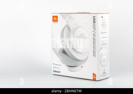 Riga, Lettland - 24. April 2020: Kopfhörer bluetooth JBL Live 500BT, neue Box mit Kopfhörern auf weißem Hintergrund Stockfoto