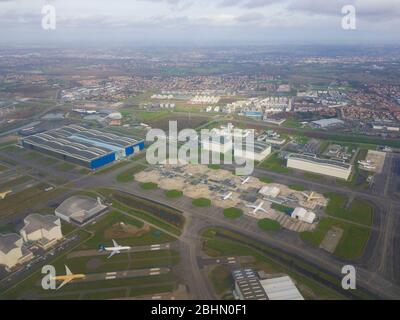 Frankreich, Haute-Garonne (31), Blagnac, Flughafen Toulouse-Blagnac, ZAC Aeroconstellation, wo die Montageanlage für Airbus-Flugzeuge (Luftaufnahme) Stockfoto