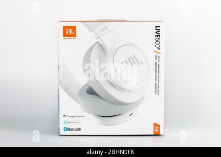 Riga, Lettland - 24. April 2020: Kopfhörer bluetooth JBL Live 500BT, neue Box mit Kopfhörern auf weißem Hintergrund Stockfoto
