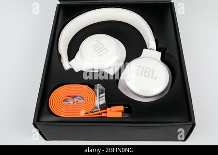 Riga, Lettland - 24. April 2020: Kopfhörer bluetooth JBL Live 500BT, neue Box mit Kopfhörern auf weißem Hintergrund Stockfoto