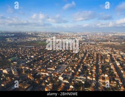 Frankreich, Val-de-Marne (94), Villeneuve-le-ROI, südlicher Pariser Vorort, im Hintergrund die Stadt Paris (Luftaufnahme) Stockfoto