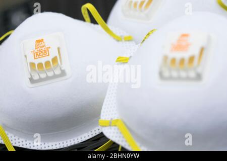 Eine Gruppe von 3M N95 Atemschutzmasken für ein Foto angeordnet. Stockfoto