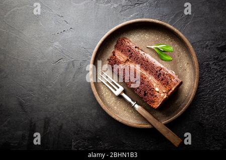 Stück Trüffelkuchen mit schwarzer Schokoladensauce auf einem Teller, Draufsicht Stockfoto