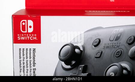 Riga, Lettland - April 24 ,2020: Nintendo Pro Controller in Box für Nintendo Switch, schwarze Konsole für Spieler auf weißem Hintergrund Stockfoto
