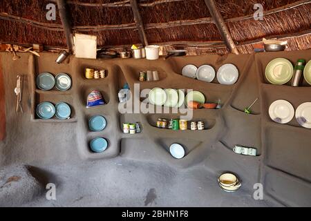 Küche in Schlammhütte in der Nähe von Matetsi, Simbabwe, Afrika Stockfoto