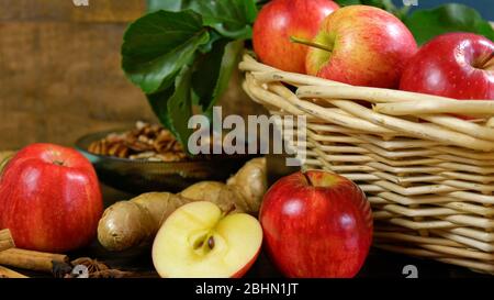 Knackig reife, frische rote Royal Gala Äpfel mit Honig und Gewürzen Zubereitung zum Kochen und Backen. Nahaufnahme mit Kopierbereich. Stockfoto
