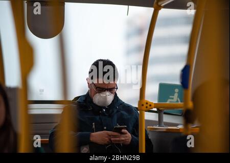 Menschen, die Transmilenio benutzen, tragen während der Quarantäne Schutzmaske die Stadt Bogota steht inmitten der Coronavirus (Covid-19) Pandemie. Stockfoto