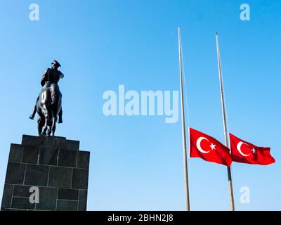 Mustafa Kemal Atatürk Reiten Pferd Skulptur Silhouette und türkische Flagge, senken Sie die Flagge auf Half-Stab in 10 november. Stockfoto