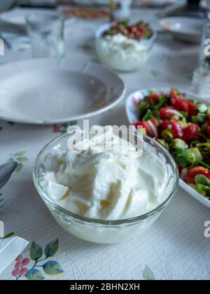 Traditioneller türkischer Esstisch mit leeren Gerichten. Stockfoto