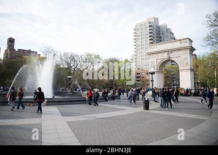 Washington Square Park an einem sonnigen Tag mit vielen Menschen aus Stockfoto