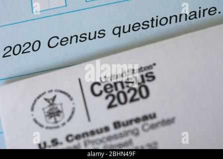 Ein Foto des Fragebogen zur Volkszählung 2020 der Vereinigten Staaten und anderer Dokumente zur Volkszählung. Stockfoto