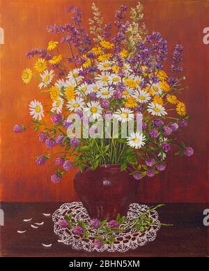 Stillleben eines Tonköpfchen Strauß wilden Blumen. Original Ölgemälde. Gemälde des Autors. Stockfoto