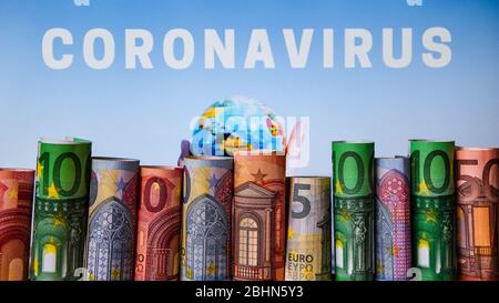 Europa Stockmarket-Chart-Abwärtstrend mit Banknotenhintergrund, Covid19-Virus-Pandemie-Krise, Euro aufgerollt Stockfoto