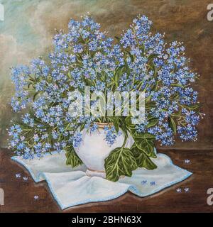 Stillleben mit schönem Vergissmeinnicht-Bouquet in Keramikvase. Blaue Frühlingsblumen vergessen mich nicht Myosotis im Blumentopf. Handgefertigte Malerei. Original Stockfoto