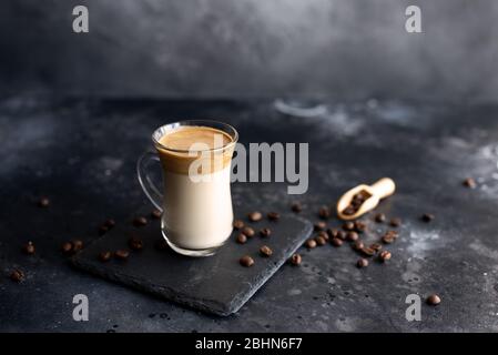 Zwei Glasbecher mit Dalgona schaumig Kaffee Trend koreanisch trinken Latte Espresso mit Kaffeeschaum auf schwarzem Hintergrund. Stockfoto
