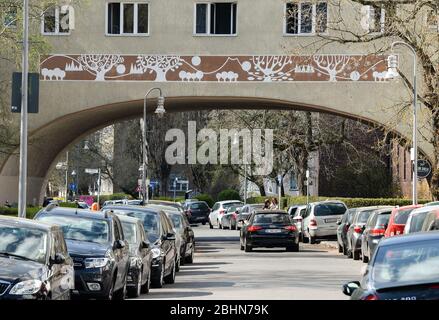 Berlin, Deutschland. April 2020. Wohngebäude bilden eine Durchgangsstraße in der Goebelstraße in Siemensstadt. Die façade ist mit Darstellungen von Bäumen im Frühling, Sommer, Herbst und Winter geschmückt. Im Juli 2008 wurde die große Siedlung Siemensstadt als eine von sechs Wohnsiedlungen der Berliner Moderne in die UNESCO-Welterbeliste aufgenommen. Quelle: Jens Kalaene/dpa-Zentralbild/ZB/dpa/Alamy Live News Stockfoto