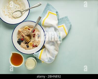 Frühstück mit Haferflocken und Obst. Leckeres gesundes Frühstück. Stockfoto
