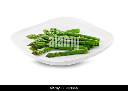 Spargel. Grüner Spargel. Frisch gekochter Spargel auf Platte isoliert auf weiß Stockfoto
