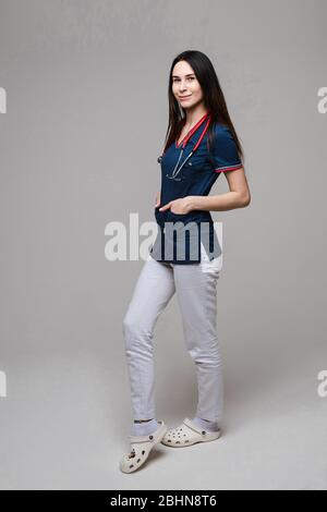 Professionelle Krankenschwester oder Arzt in voller Länge. Stockfoto