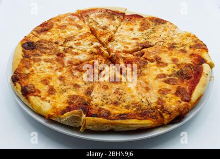 Scheiben hausgemachte italienische margherita Pizza. Stockfoto
