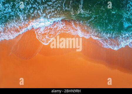 Luftaufnahme von Wellen im Meer und Sandstrand. Stockfoto