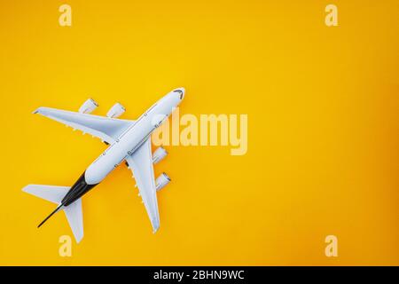 Sky Flugzeug isoliert auf gelbem Hintergrund. Stockfoto