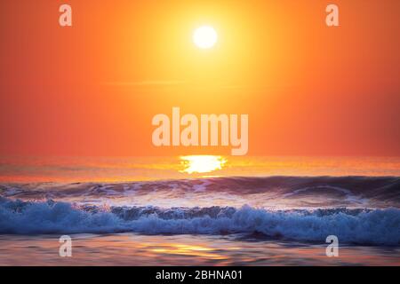 Sea Wave close up, Low Angle View, sunrsie erschossen. Stockfoto