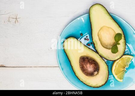 Avocado auf weißem Holzhintergrund Draufsicht. Stockfoto