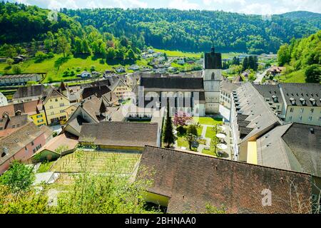 Luftaufnahme der Stiftskirche Saint Ursanne und ihres Kreuzganges in der charmanten mittelalterlichen Stadt Saint Ursanne, Kanton Jura, Schweiz. Stockfoto