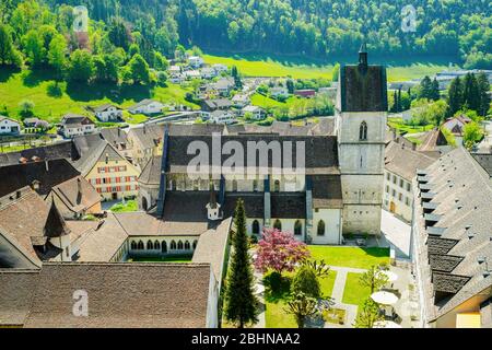 Luftaufnahme der Stiftskirche Saint Ursanne und ihres Kreuzganges in der charmanten mittelalterlichen Stadt Saint Ursanne, Kanton Jura, Schweiz. Stockfoto