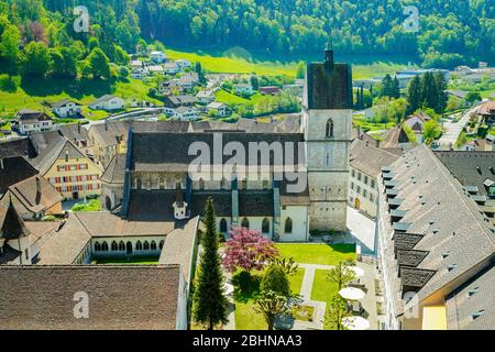 Luftaufnahme der Stiftskirche Saint Ursanne und ihres Kreuzganges in der charmanten mittelalterlichen Stadt Saint Ursanne, Kanton Jura, Schweiz. Stockfoto